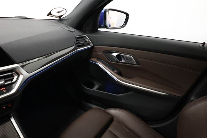 Blå BMW 330e fra 2021