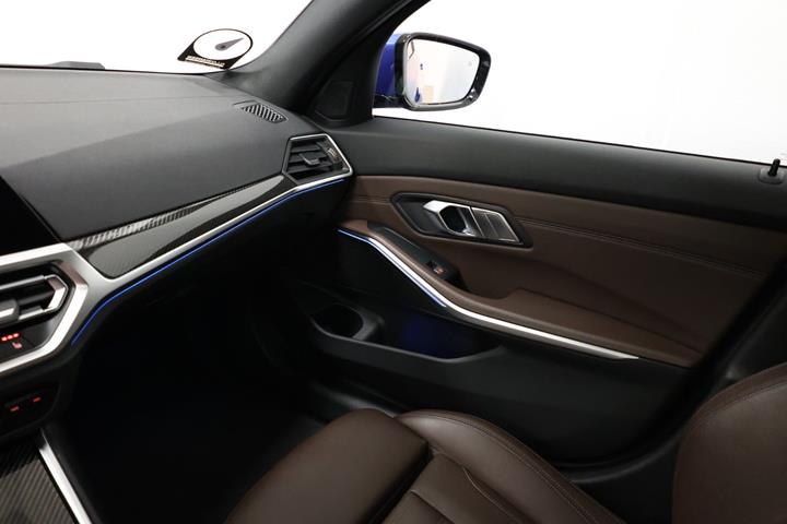 Blå BMW 330e fra 2021