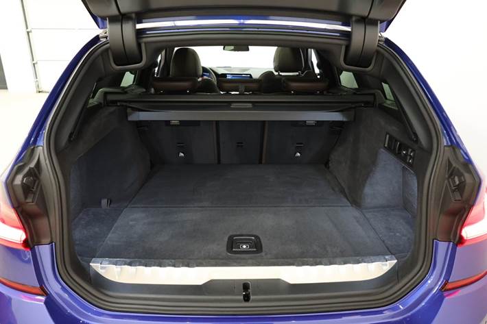 Blå BMW 330e fra 2021