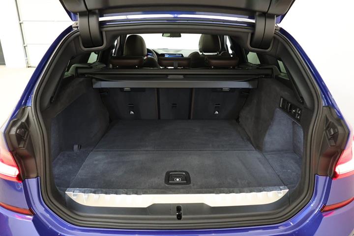 Blå BMW 330e fra 2021