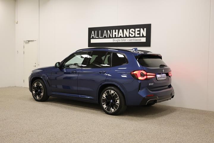 Blå BMW iX3 fra 2023