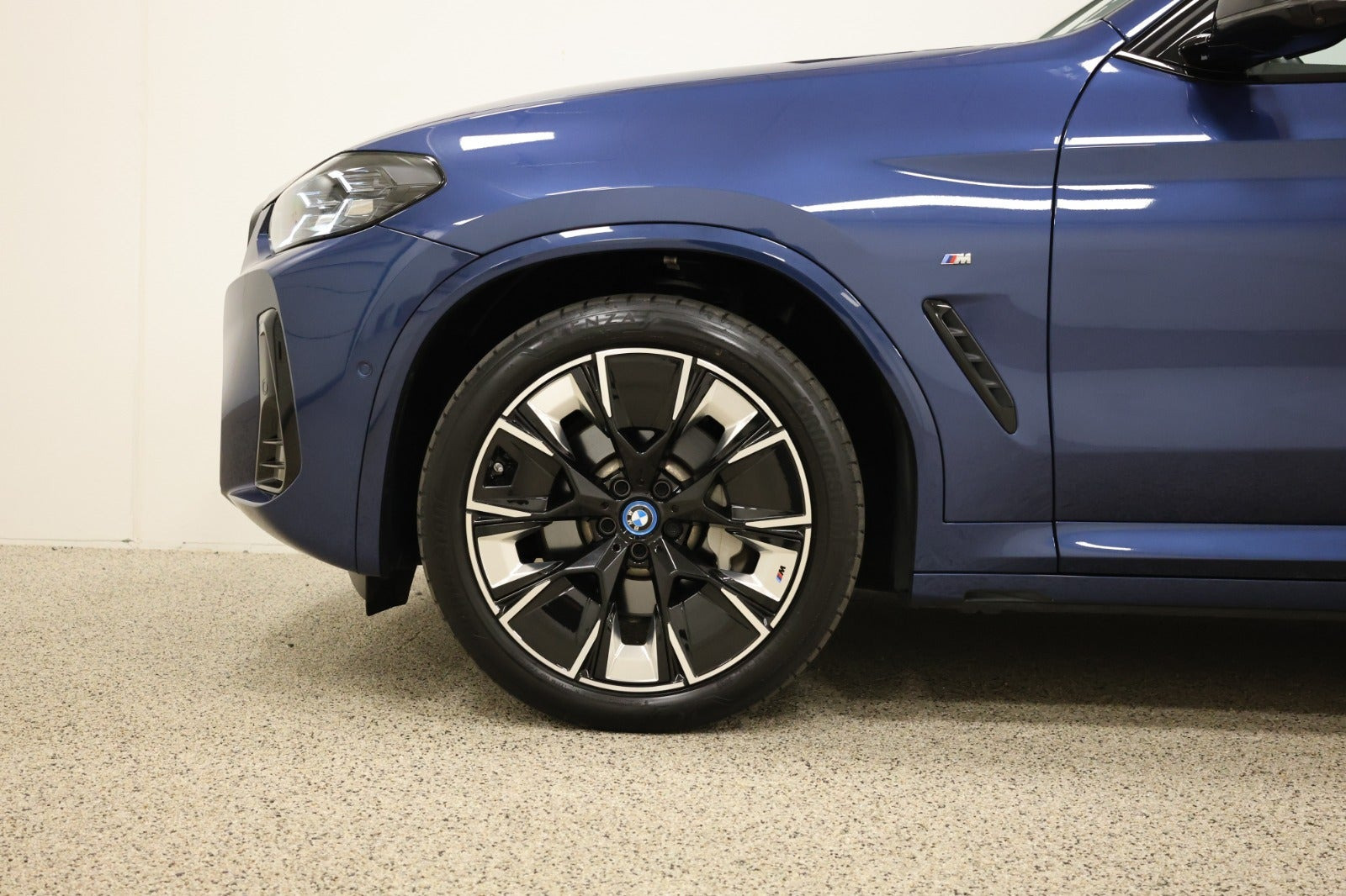 Blå BMW iX3 fra 2023
