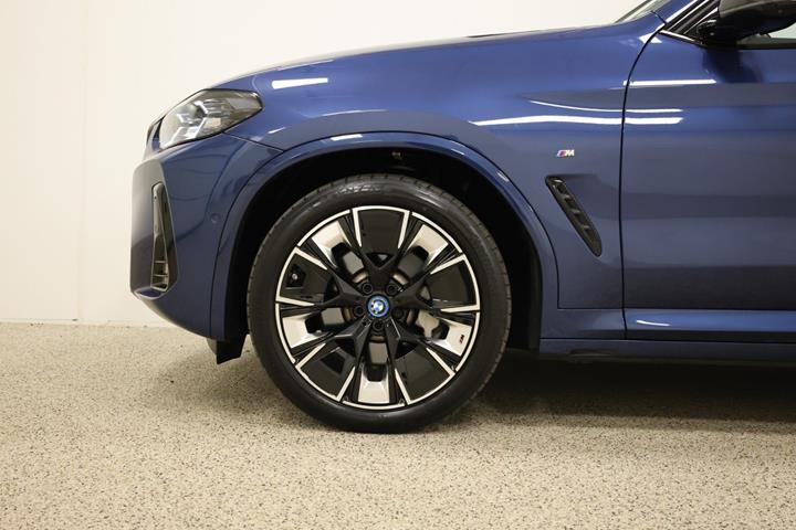 Blå BMW iX3 fra 2023