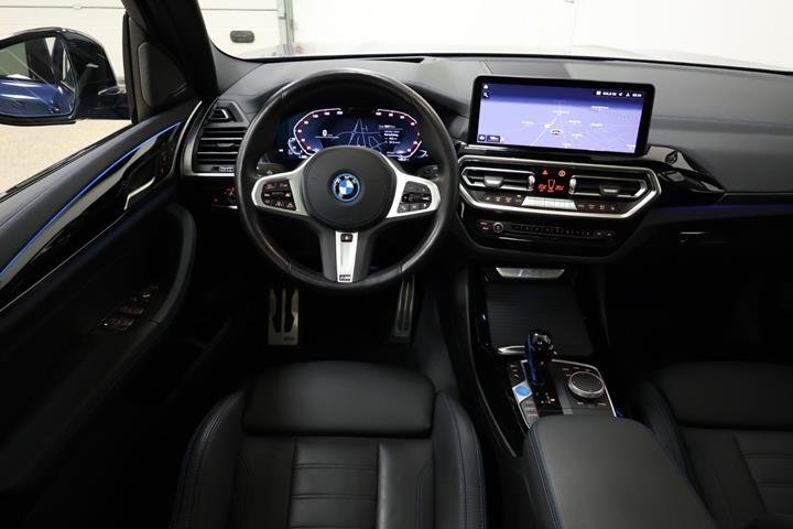 Blå BMW iX3 fra 2023