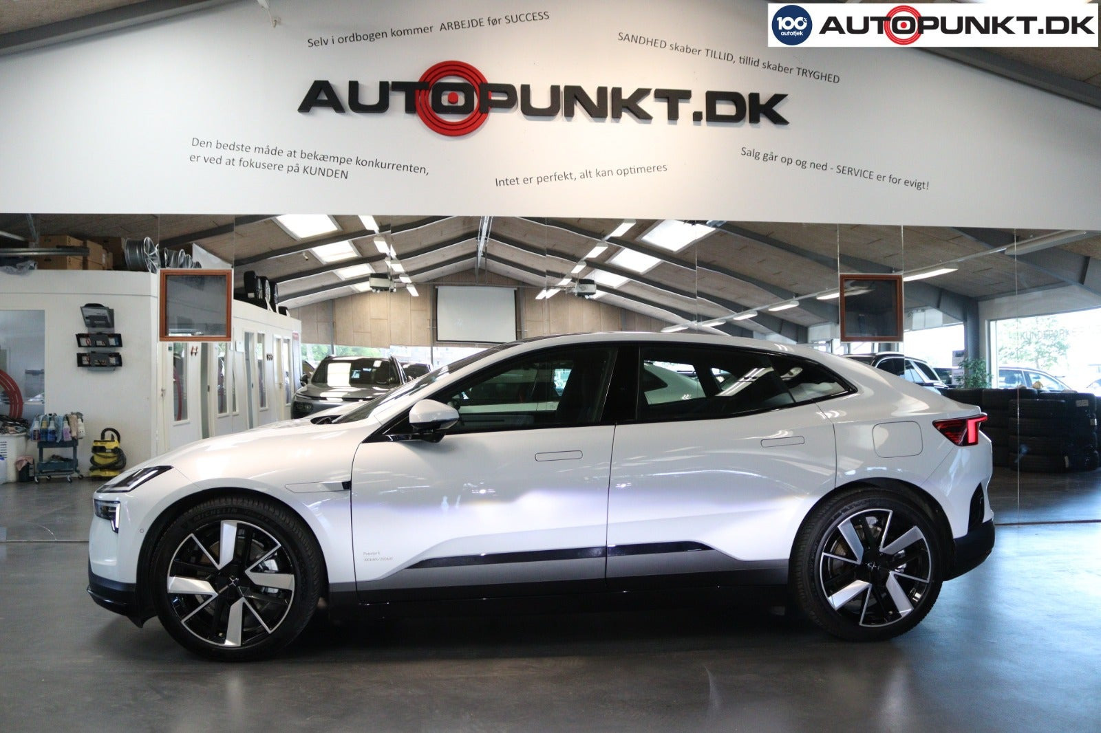 Hvid Polestar 4 fra 2025