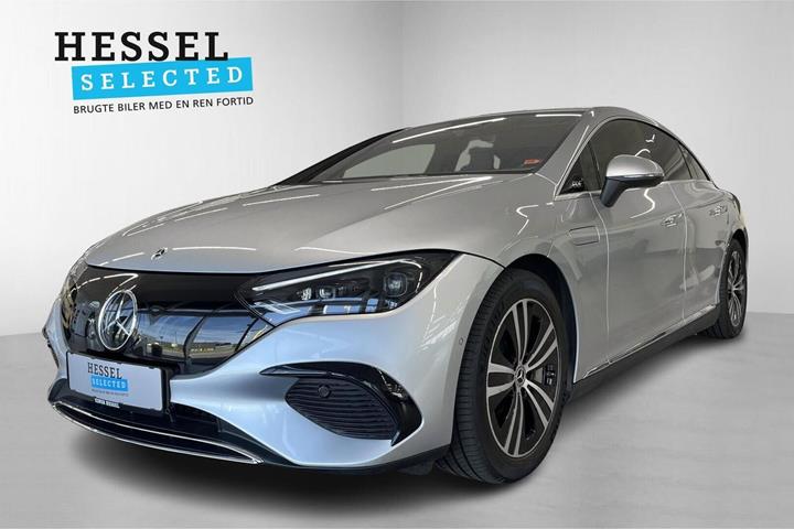 Sølv Mercedes EQE350 fra 2023 set udefra