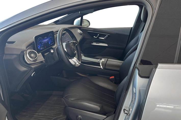 Sølv Mercedes EQE350 fra 2023