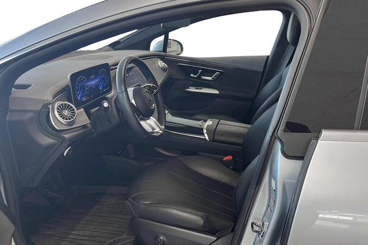 Sølv Mercedes EQE350 fra 2023
