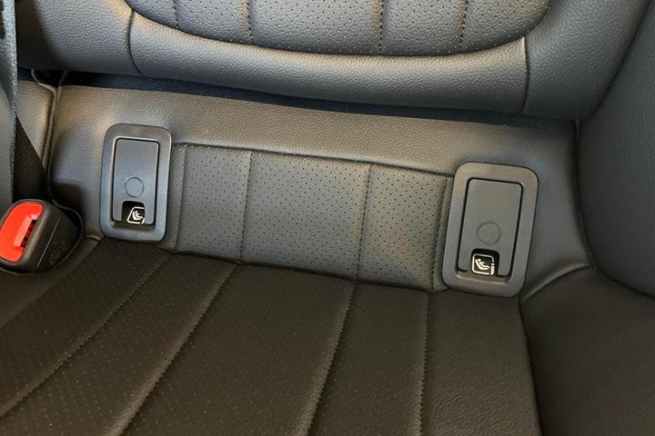 Sølv Mercedes EQE350 fra 2023