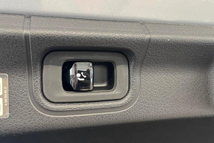 Sølv Mercedes EQE350 fra 2023