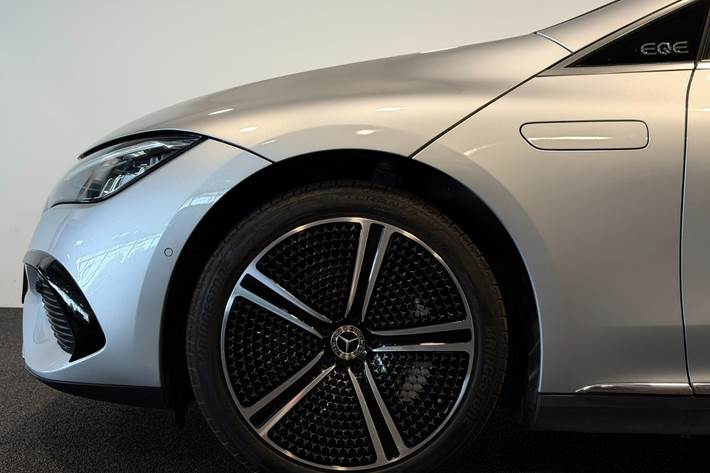 Sølv Mercedes EQE300 fra 2025