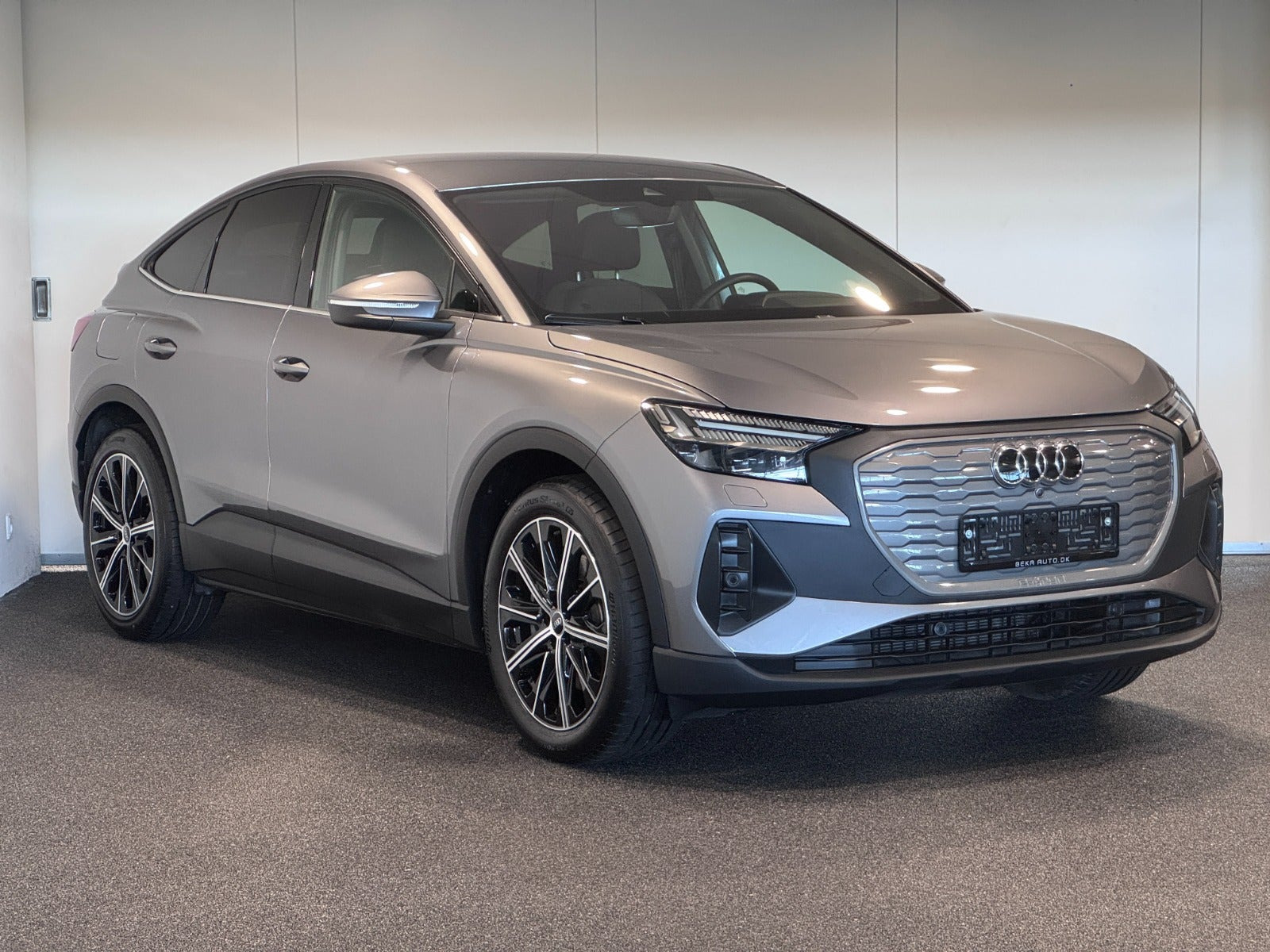 Grå Audi Q4 e-tron fra 2024