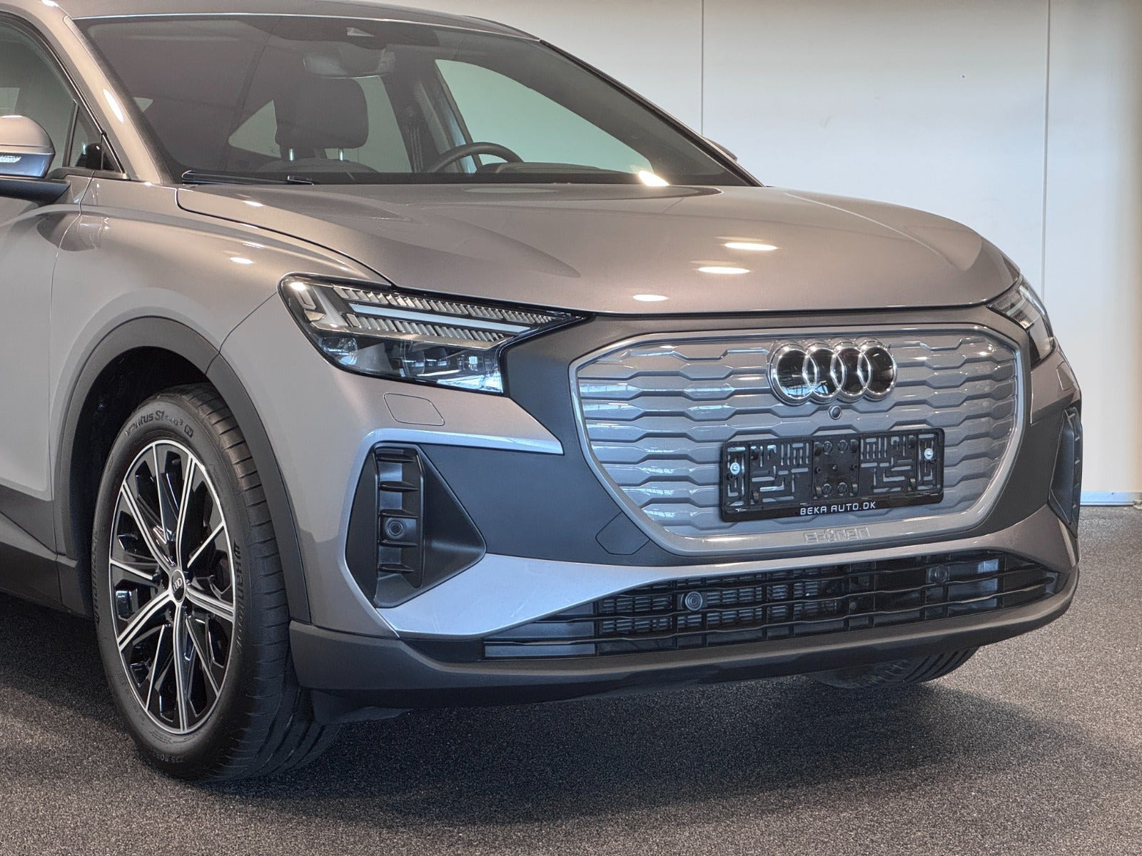 Grå Audi Q4 e-tron fra 2024