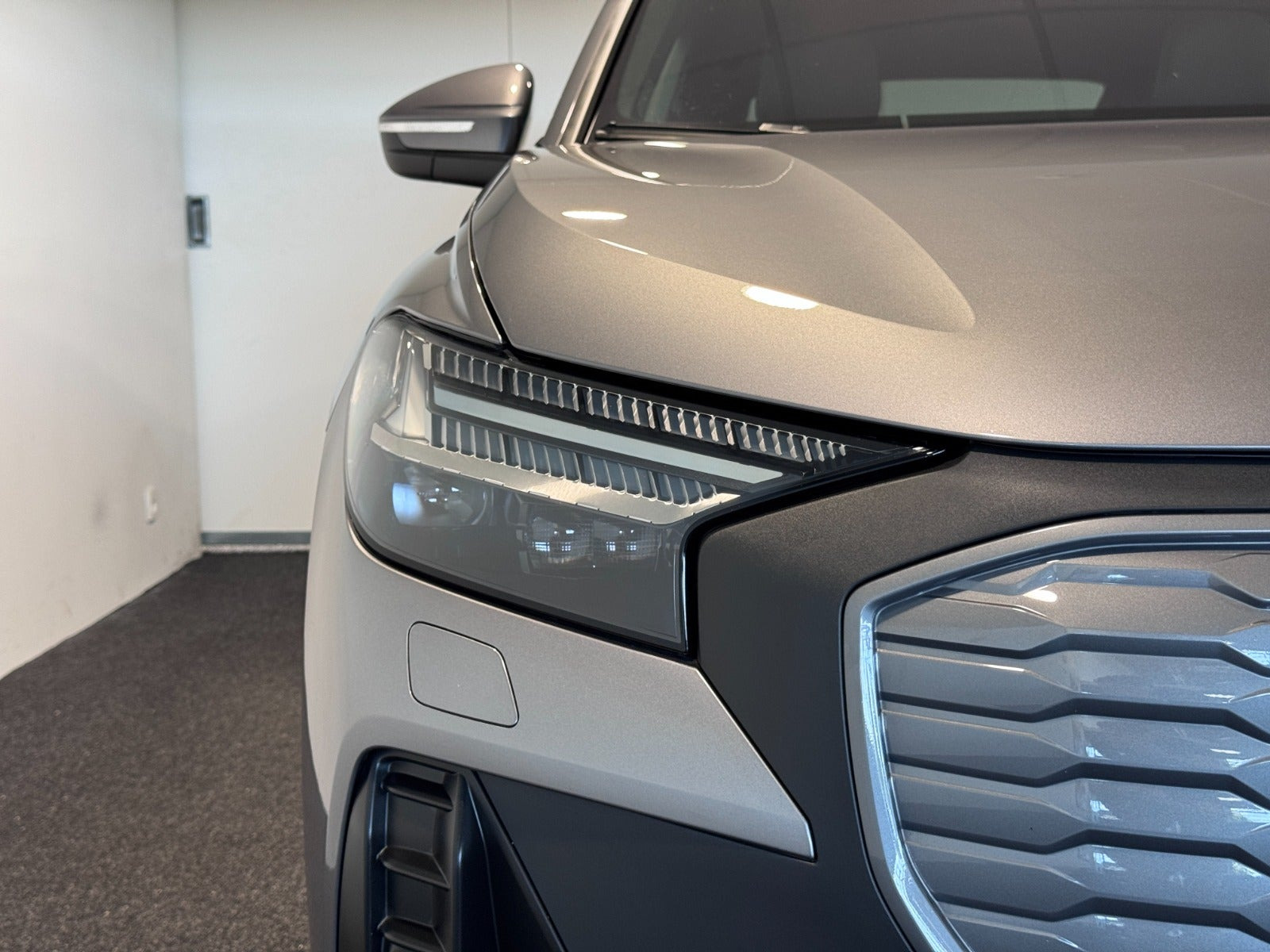 Grå Audi Q4 e-tron fra 2024