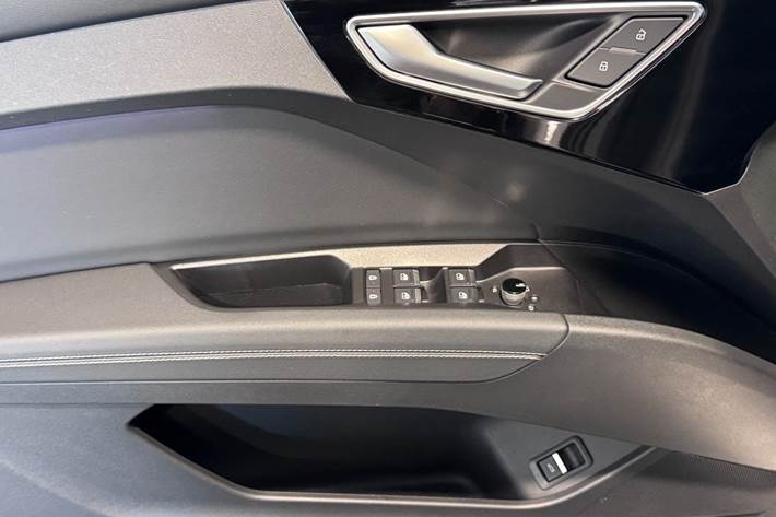 Grå Audi Q4 e-tron fra 2024