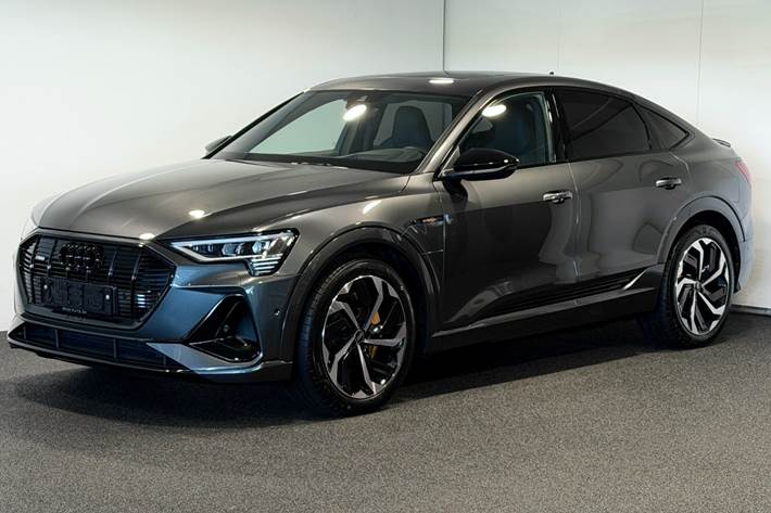 Grå Audi e-tron fra 2023
