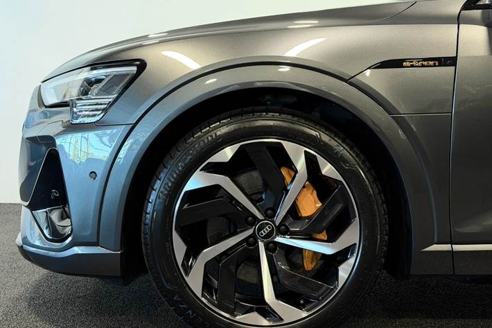 Grå Audi e-tron fra 2023
