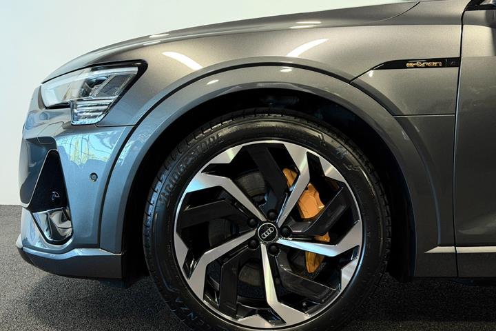Grå Audi e-tron fra 2023