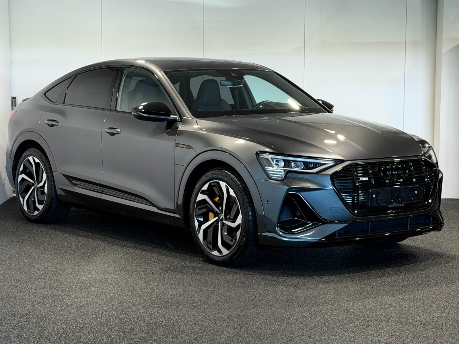 Grå Audi e-tron fra 2023