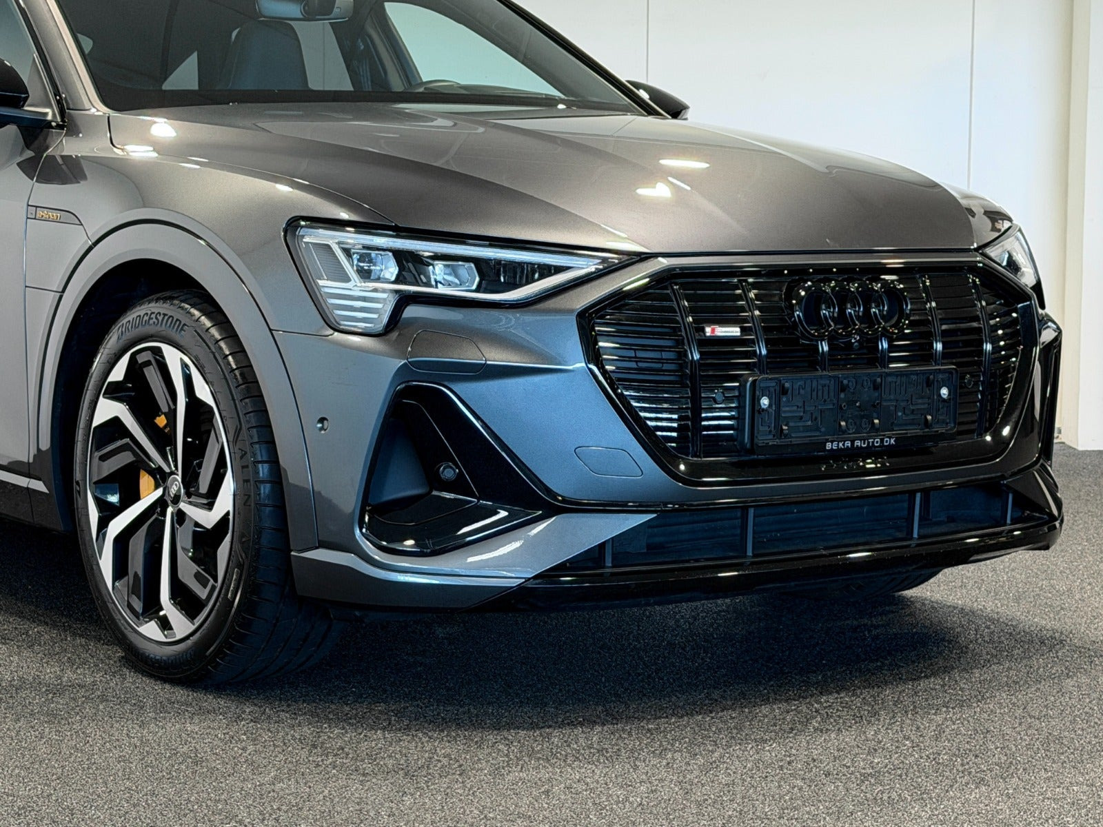 Grå Audi e-tron fra 2023