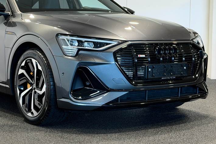 Grå Audi e-tron fra 2023