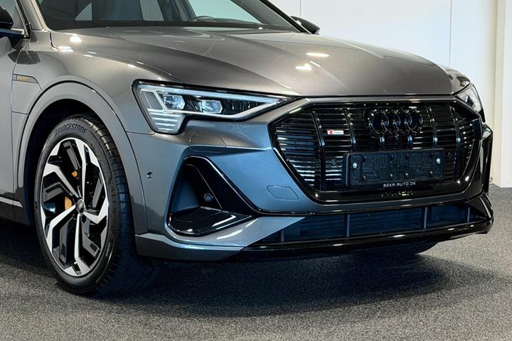 Grå Audi e-tron fra 2023