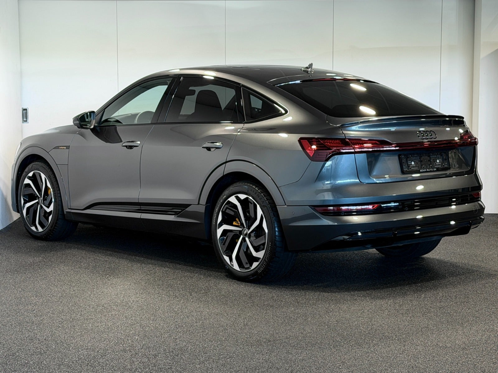Grå Audi e-tron fra 2023