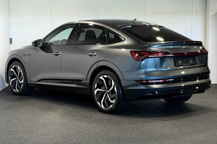 Grå Audi e-tron fra 2023
