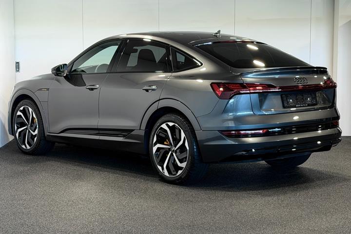 Grå Audi e-tron fra 2023