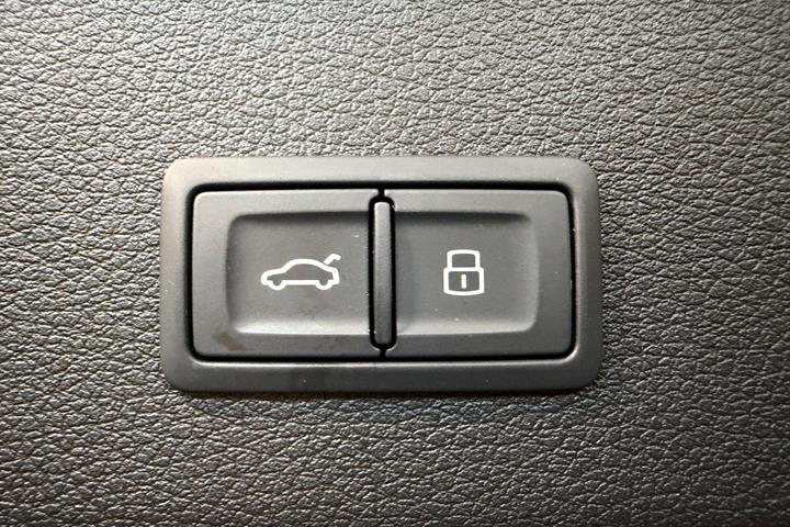 Grå Audi e-tron fra 2023