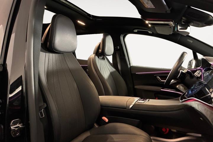 Sort Mercedes EQS450 SUV fra 2024