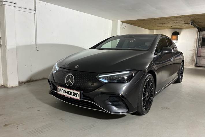 Grå Mercedes EQE350+ fra 2022