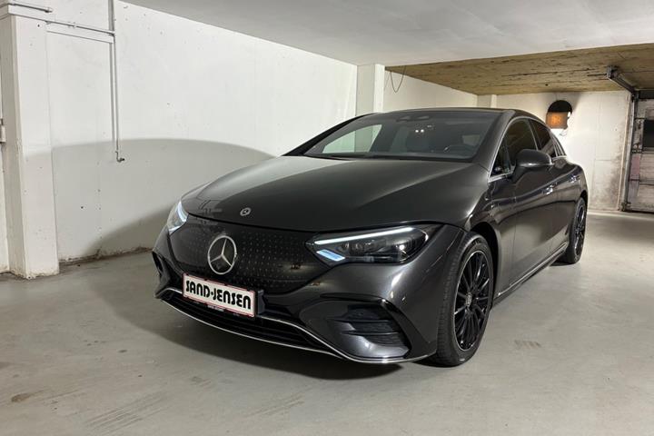 Grå Mercedes EQE350+ fra 2022 set udefra