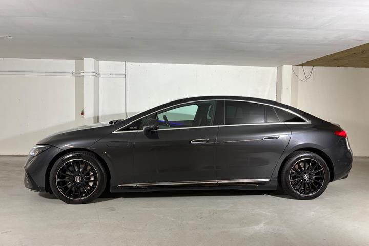 Grå Mercedes EQE350+ fra 2022