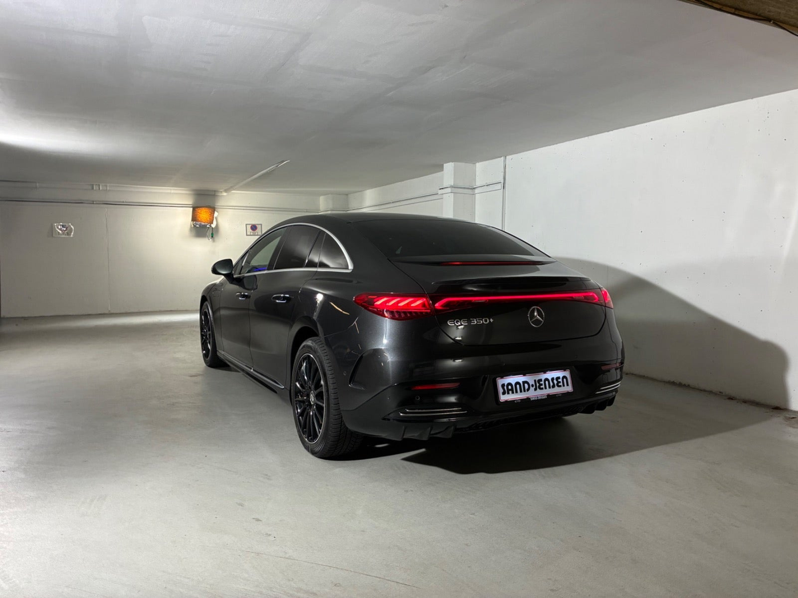 Grå Mercedes EQE350+ fra 2022