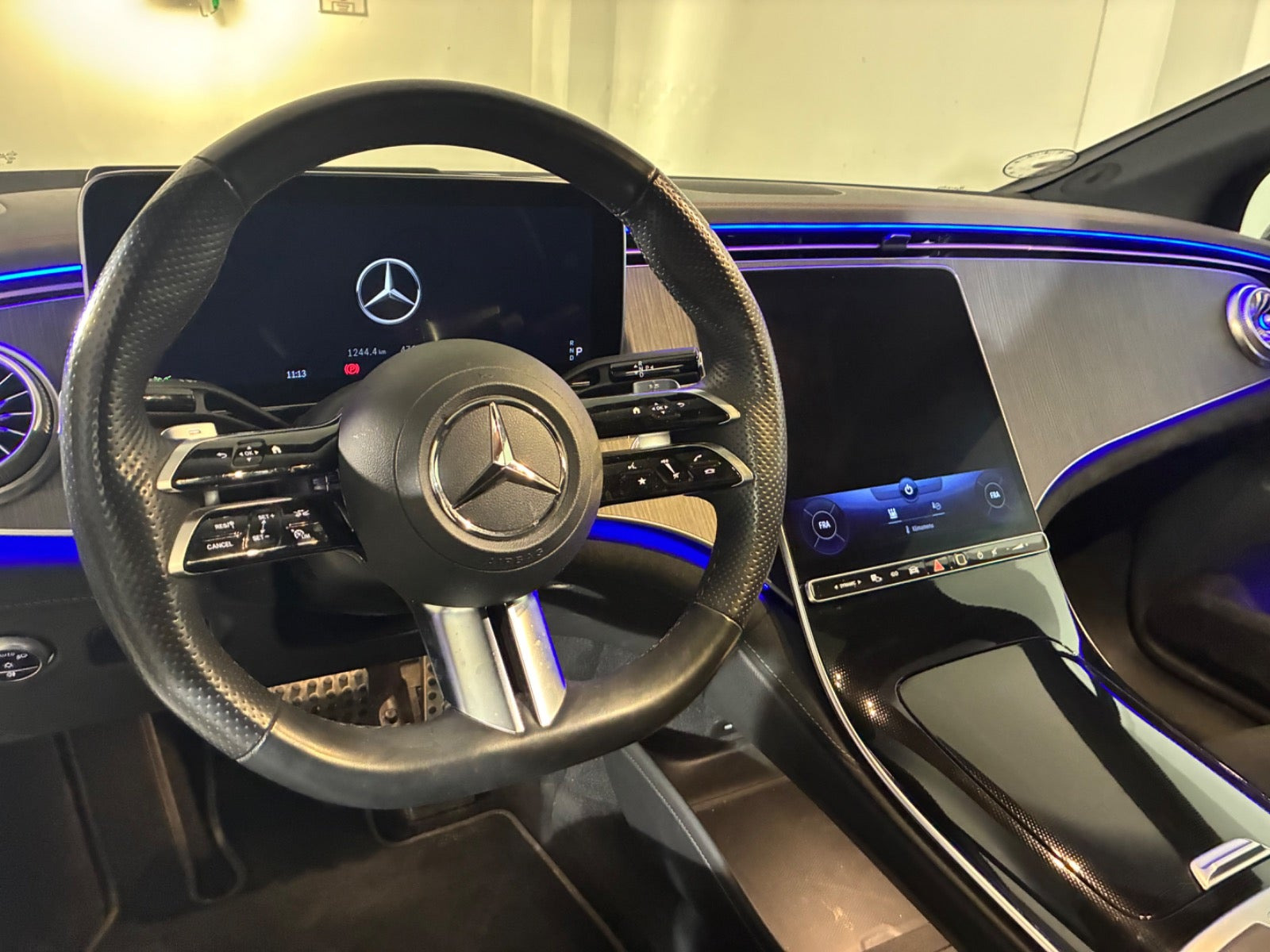 Grå Mercedes EQE350+ fra 2022