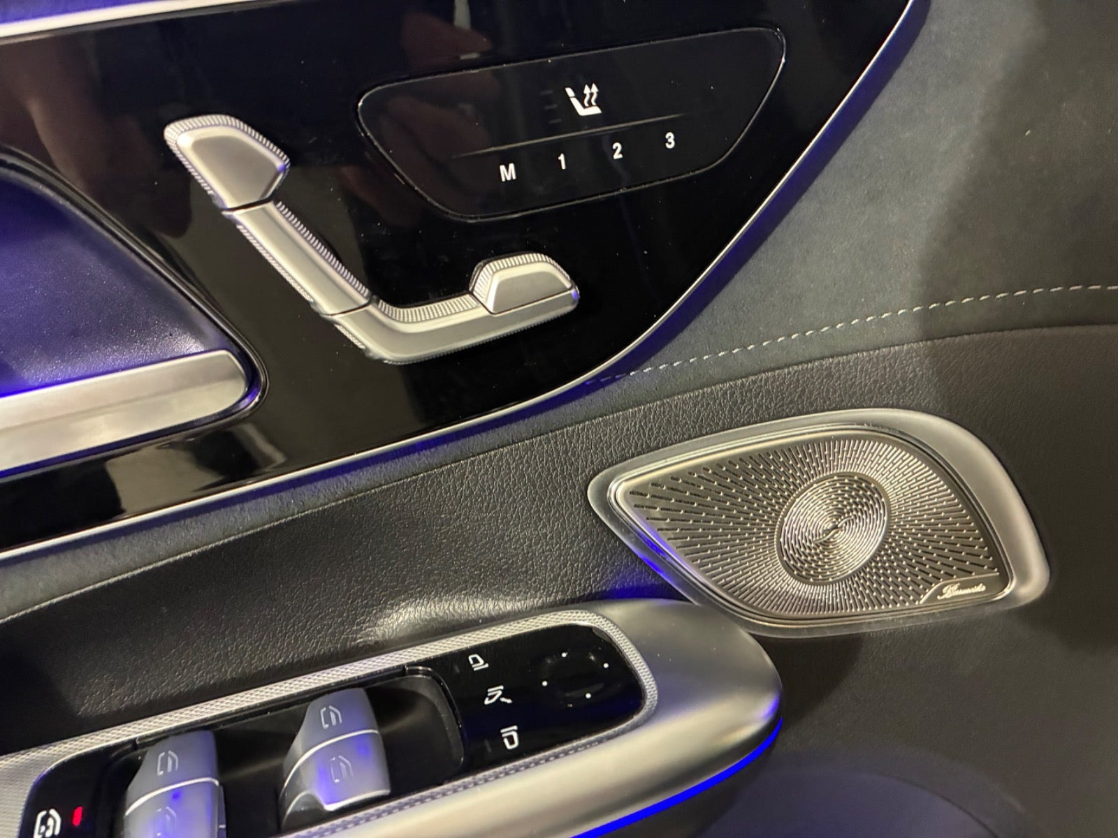 Grå Mercedes EQE350+ fra 2022