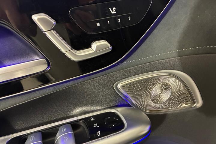 Grå Mercedes EQE350+ fra 2022