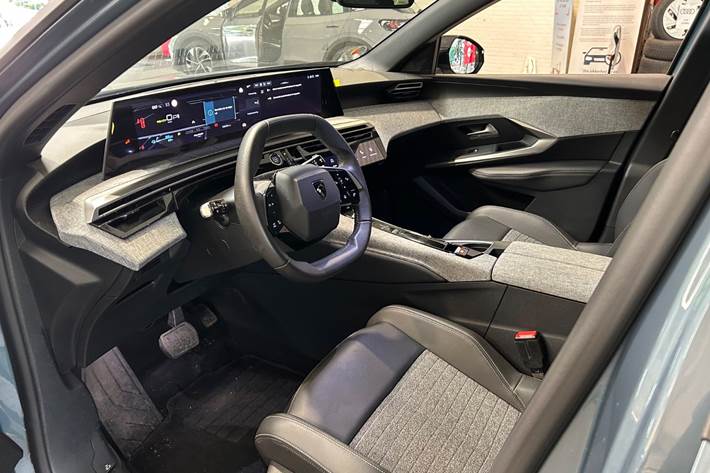Blå Peugeot e-5008 fra 2025