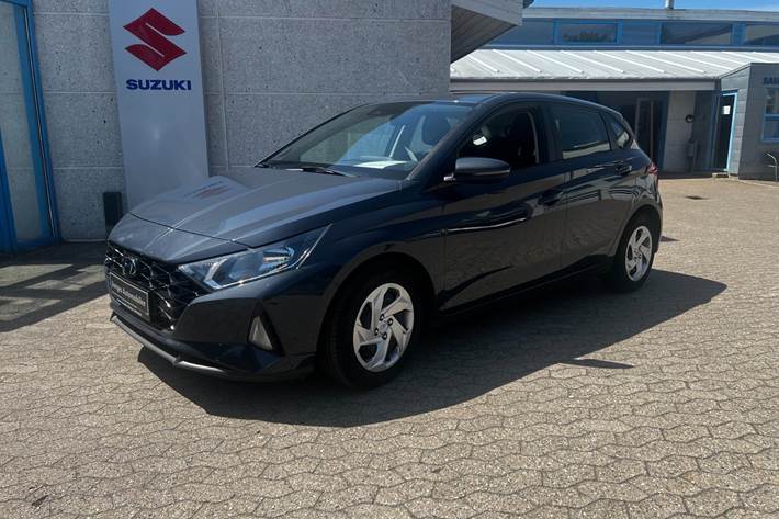 Grå Hyundai i20 fra 2022