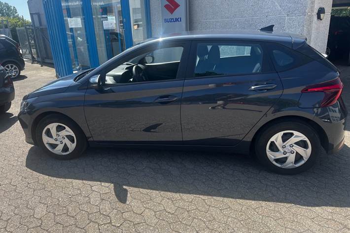 Grå Hyundai i20 fra 2022