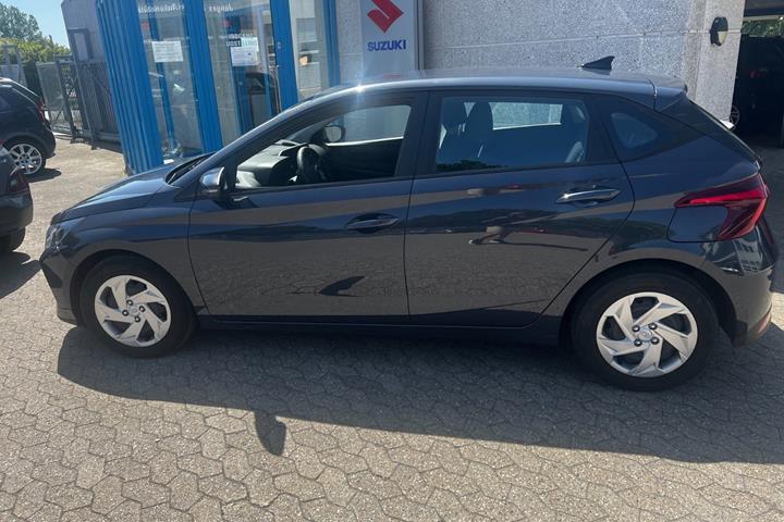 Grå Hyundai i20 fra 2022