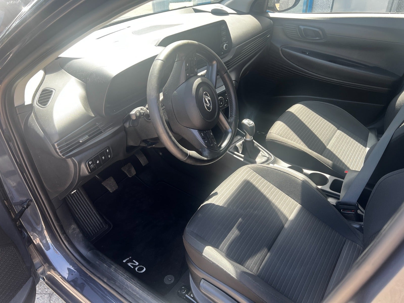 Grå Hyundai i20 fra 2022