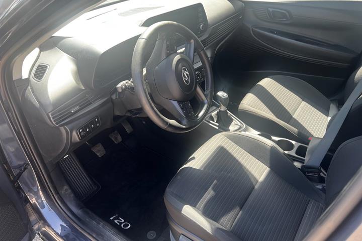 Grå Hyundai i20 fra 2022