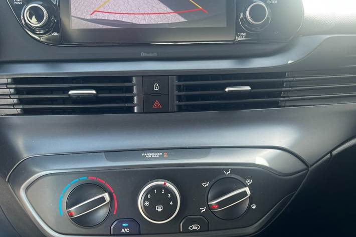 Grå Hyundai i20 fra 2022