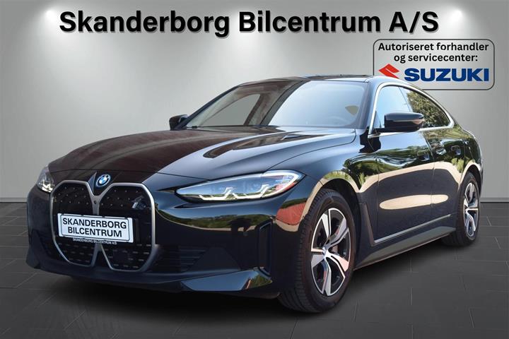 Sort BMW i4 fra 2023 set udefra