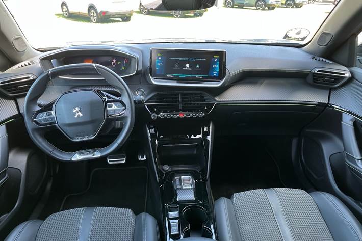 Grå Peugeot e-2008 fra 2022