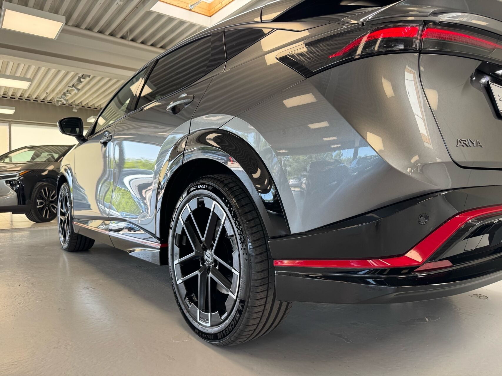 Grå Nissan Ariya fra 2026