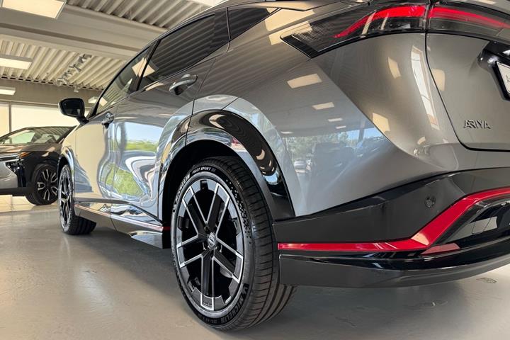 Grå Nissan Ariya fra 2026