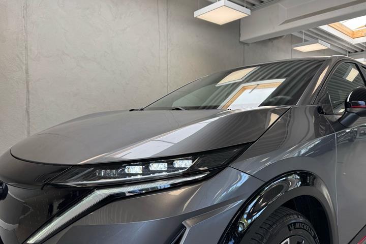 Grå Nissan Ariya fra 2026